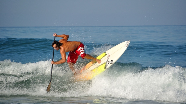 1280px-Jrmy-Massire stand-up-paddle biscarrosse-1 640x360
